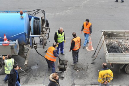 Su kanalları ve mazgallar atılan çöpler nedeniyle tıkanıyor