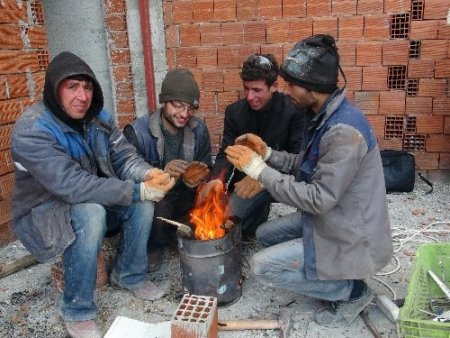 Su Sayaçları Dondu, İnşaat İşçileri Ateşle Isındı!