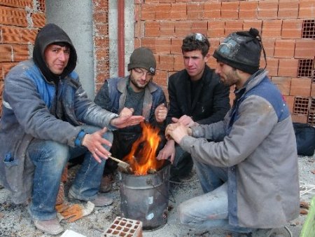Su sayaçları dondu, inşaat işçileri ateşle ısındı