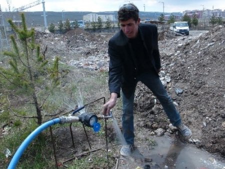 Su sayaçları dondu, inşaat işçileri ateşle ısındı