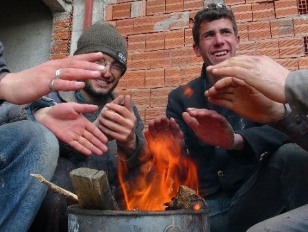 Su sayaçları dondu, inşaat işçileri ateşle ısındı