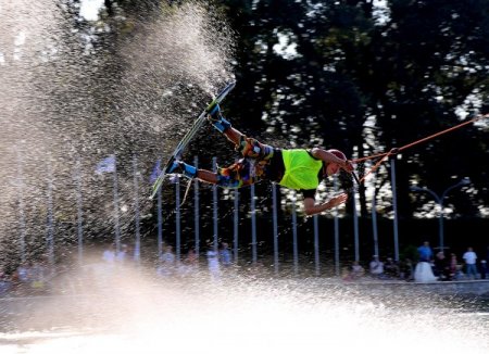 Su üstünde dans ettiler