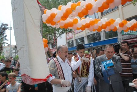 Şube Açan Kahramanmaraş Dondurmacısı, Vatandaşa Yarım Ton Dondurma Dağıttı