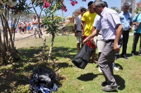 Şübheli çantalardan kıyafet çıktı