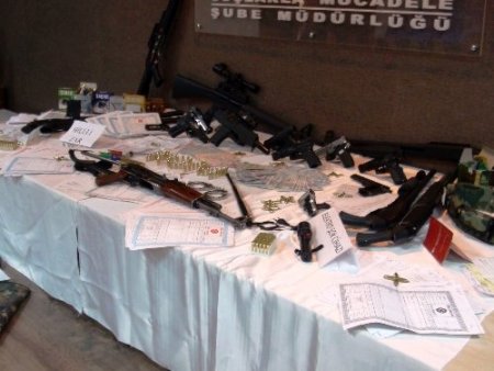 Suç çetesinde ele geçirilen mühimmat cephaneyi aratmıyor