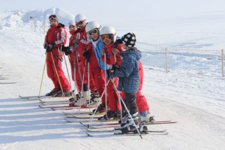 Suça karışmış çocuklar kayak kursunu tamamladı