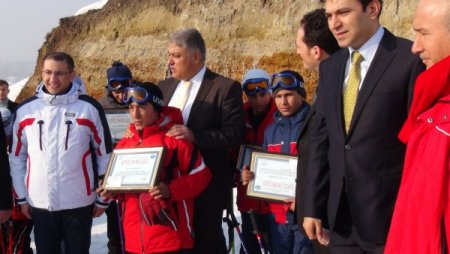 Suça karışmış çocuklar kayak kursunu tamamladı