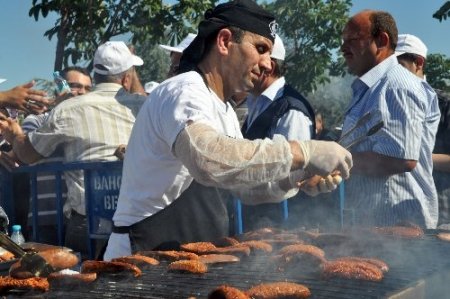 Sucuk festivalinde 1,5 ton sucuk dağıtıldı