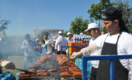 Sucuk festivalinde 1,5 ton sucuk dağıtıldı