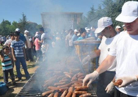 Sucuk festivalinde 1,5 ton sucuk dağıtıldı