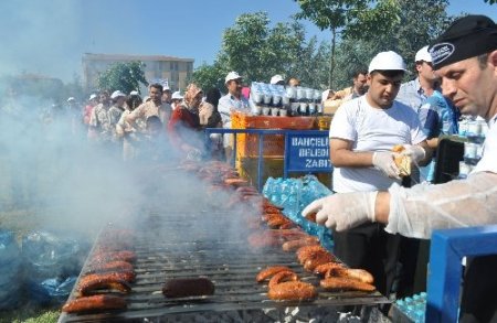 Sucuk festivalinde 1,5 ton sucuk dağıtıldı