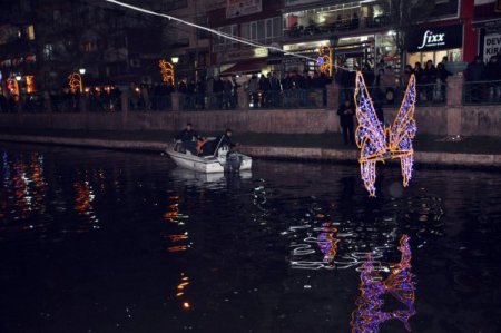 Suda kaybolan genci kurtarmak isteyen balık adamlar donma tehlikesi geçirdi