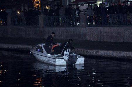 Suda kaybolan genci kurtarmak isteyen balık adamlar donma tehlikesi geçirdi