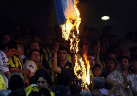 Şükrü Saracoğlu Stadı'nda Tribünler Yanıyor