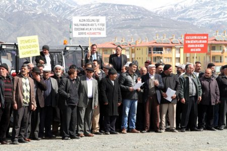 Sulama parasını yüksek bulan çiftçiler, traktörlerini satışa çıkardı