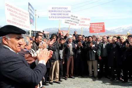 Sulama parasını yüksek bulan çiftçiler, traktörlerini satışa çıkardı