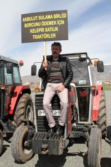 Sulama parasını yüksek bulan çiftçiler, traktörlerini satışa çıkardı