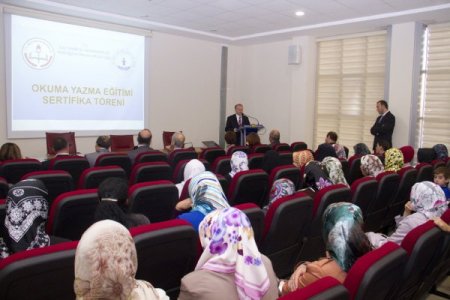 Sultanbeyli'de okumayı öğrenenler sertifika aldı