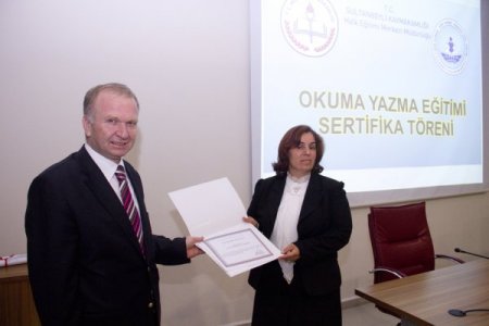 Sultanbeyli'de okumayı öğrenenler sertifika aldı