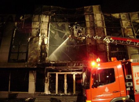 Sultanbeyli'deki Fabrika Yangını 3 Saatte Kontrol Altına Alındı