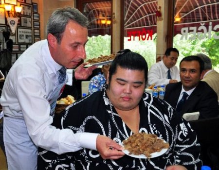Sumo Güreşçilerine Tava Ciğer Ve Köfte Ziyafeti