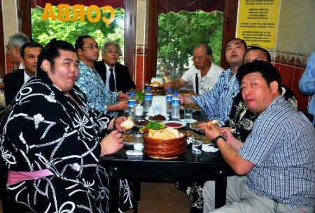 Sumo Güreşçilerine Tava Ciğer Ve Köfte Ziyafeti