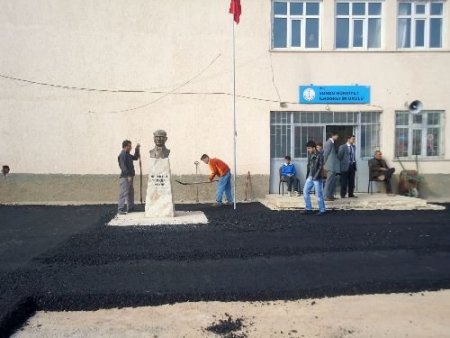Sungu Beldesinde Okul Bahçeleri Asfaltlandı