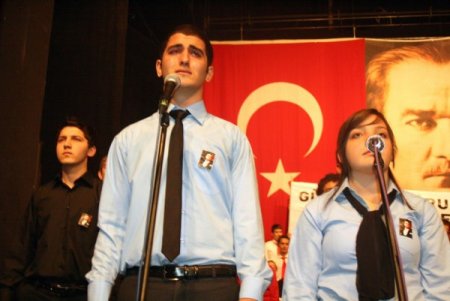 Sunum Yapan Öğrenci Sahnede Duygulandı