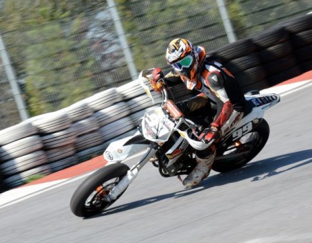 Süpermotocular şampiyonun pistini şenlendirdi