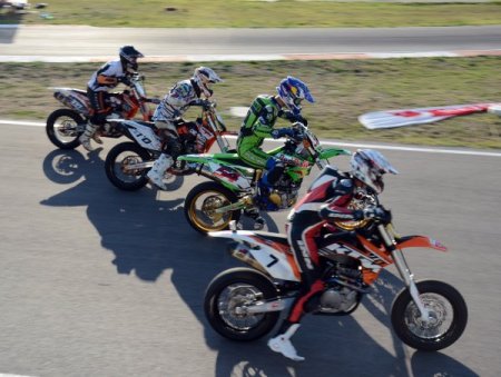 Süpermotocular şampiyonun pistini şenlendirdi