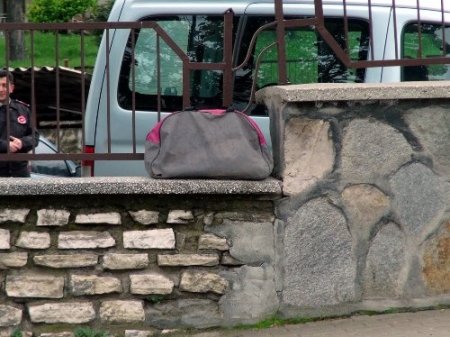 Şüpheli çanta fünye ile patlatıldı