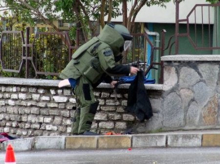 Şüpheli çanta fünye ile patlatıldı