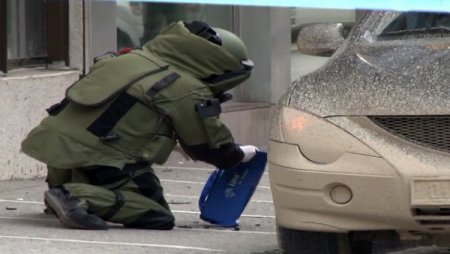 Şüpheli çantayı almak isteyen akıl hastası polise zor anlar yaşattı