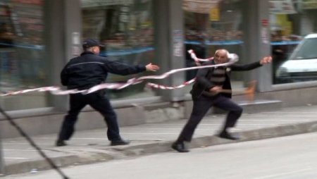 Şüpheli çantayı almak isteyen akıl hastası polise zor anlar yaşattı