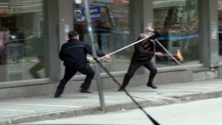 Şüpheli çantayı almak isteyen akıl hastası polise zor anlar yaşattı