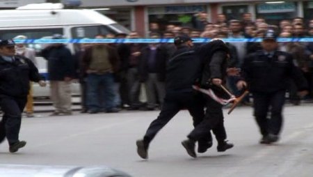 Şüpheli çantayı almak isteyen akıl hastası polise zor anlar yaşattı