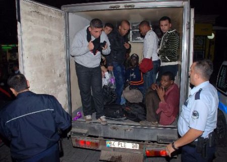 Şüpheli Kamyonetin Kasasından Kaçaklar Çıktı