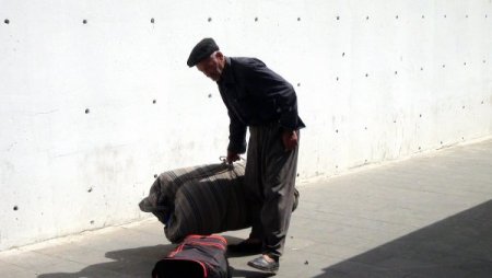Şüpheli paket paniğine yol açan çantasını patlatılmaktan son anda kurtardı