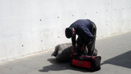 Şüpheli paket paniğine yol açan çantasını patlatılmaktan son anda kurtardı