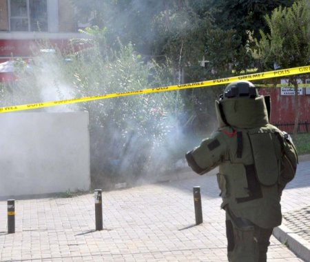 Şüpheli paketten kaldırım taşı çıktı