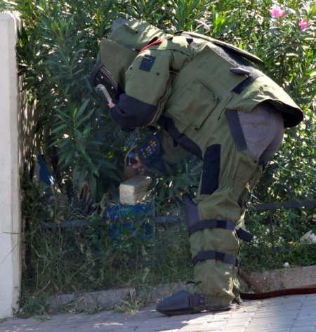 Şüpheli paketten kaldırım taşı çıktı