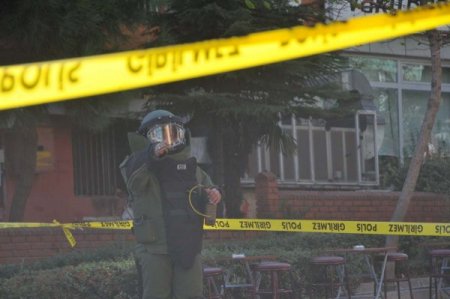 Şüpheli paketten kaldırım taşı çıktı