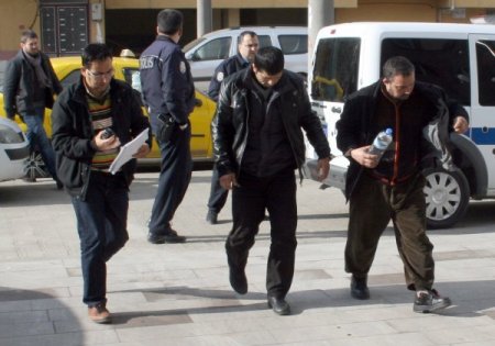 Şüpheli şahıslardan 8 kilo esrar çıktı