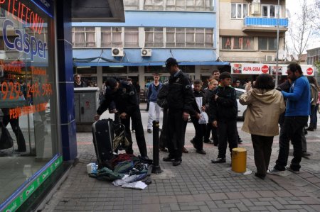Şüpheli valizden elbise ve peçete çıktı