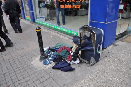 Şüpheli valizden elbise ve peçete çıktı