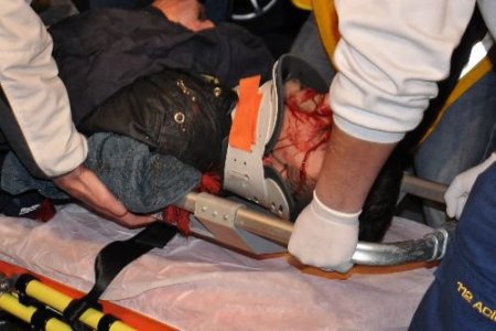 Süratli Otomobil Arıza Yapan Belediye Otobüsüne Çarptı: 3 Yaralı