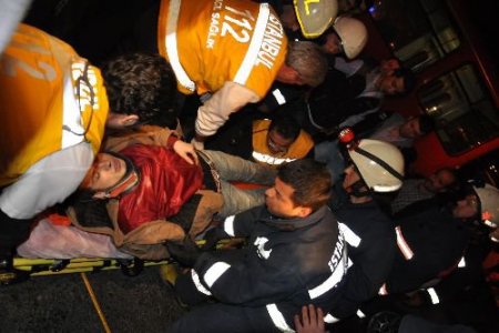 Süratli Otomobil Arıza Yapan Belediye Otobüsüne Çarptı: 3 Yaralı