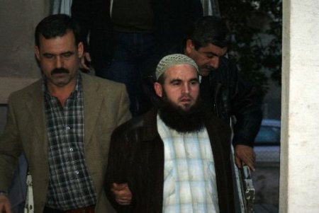 Sürekli Kılık Değiştiren Çete Elebaşı Hoca Kılığında 5 Kilogram Esrarla Yakalandı
