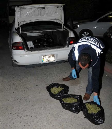 Sürekli Kılık Değiştiren Çete Elebaşı Hoca Kılığında 5 Kilogram Esrarla Yakalandı