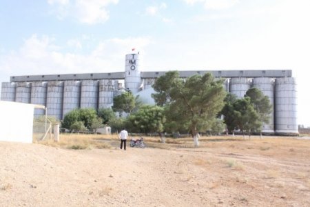 Suriye gümrüğüne atılan toplar, hububat ambarını kullanılamaz hale getirdi